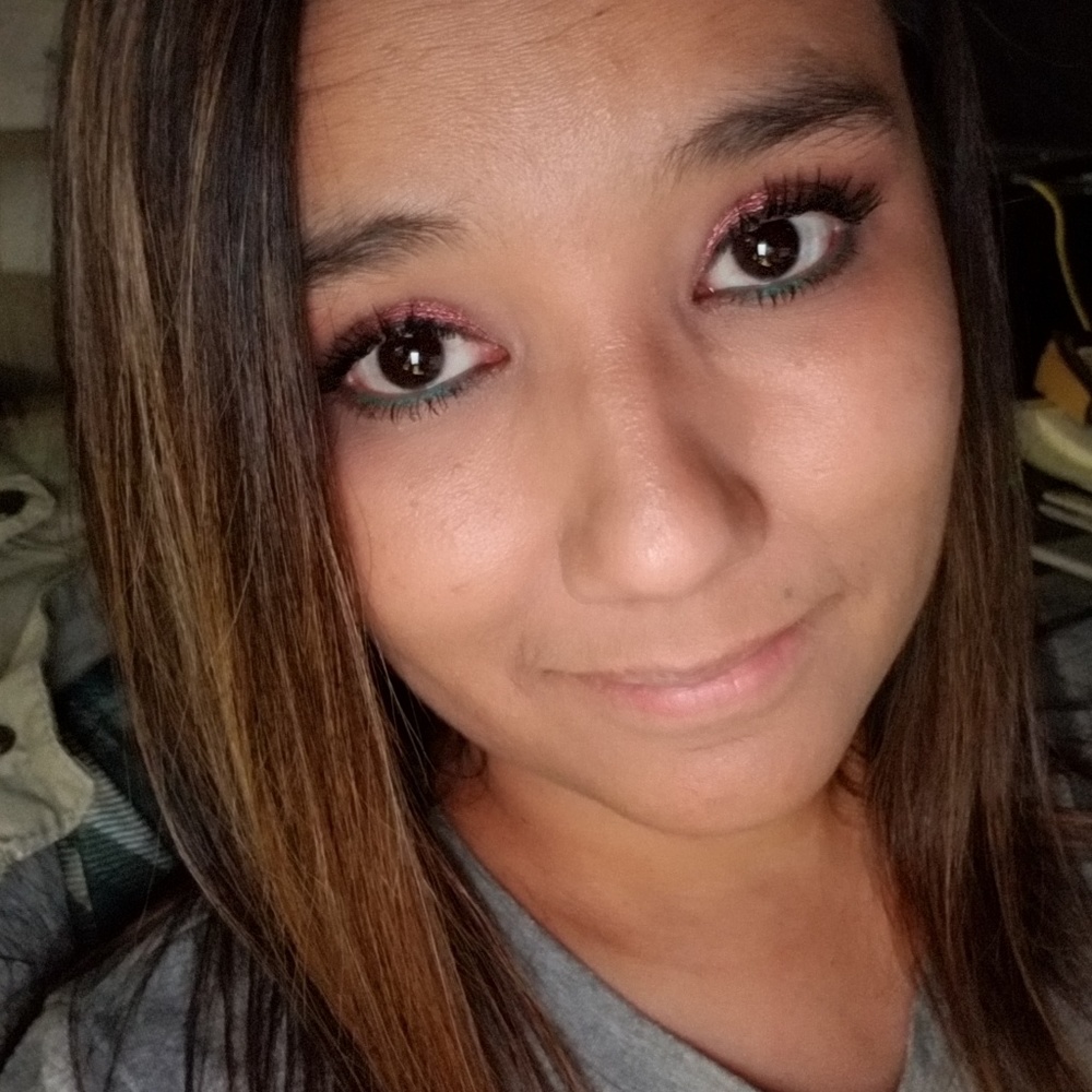 Hello! My name is Sonia. I'm addicted to Poshmark!